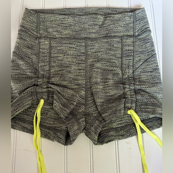 LULULEMON Liberty shorts in excellent condition womens size 0/2 - Picture 3 of 6